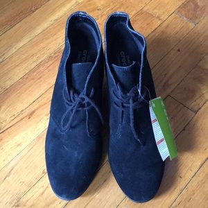 crocs leigh suede wedge shootie